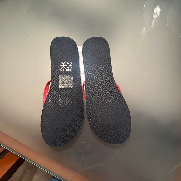 TORY BURCH, red leather thong sandal. - Picture 11 of 12